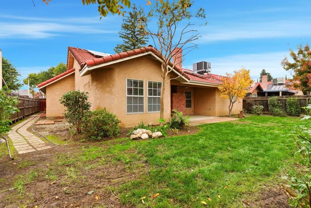 1126 N Crenshaw Street, Visalia, CA 93291