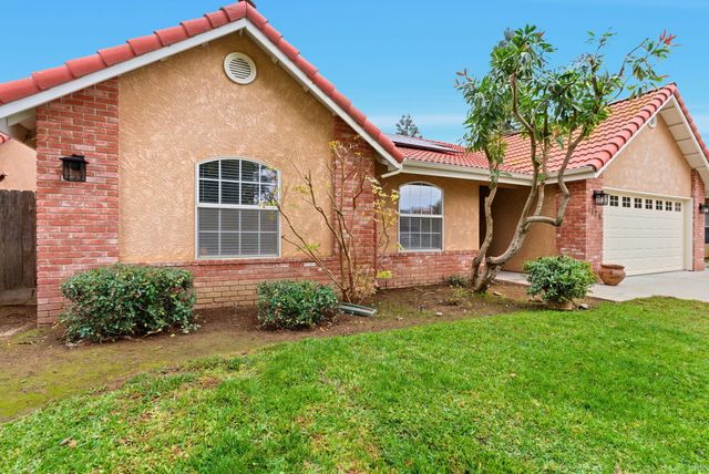 1126 N Crenshaw Street, Visalia, CA 93291