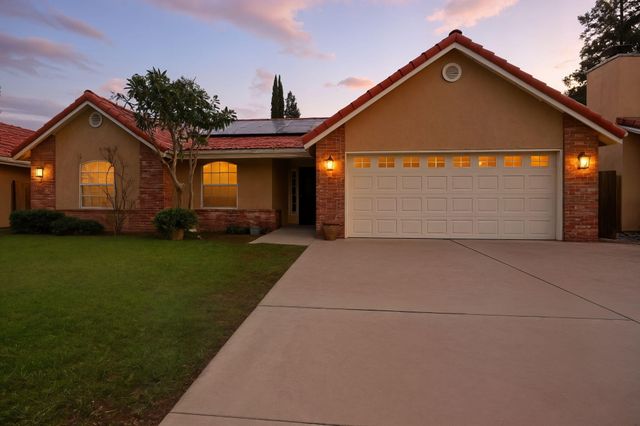 1126 N Crenshaw Street, Visalia, CA 93291