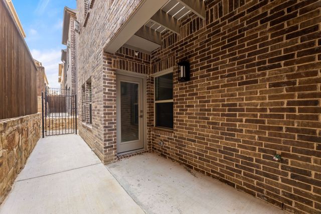 111 Kensington Drive, Lewisville, TX 75067