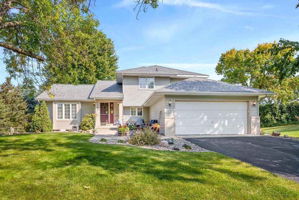 1748 Valley Ridge Place, Chanhassen, MN 55317