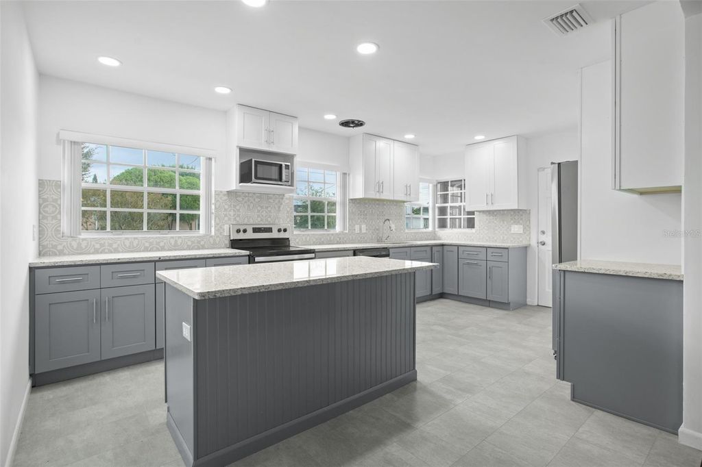 Image 11 of property listing at 1017 N THORNTON AVENUE, Orlando, FL 32803