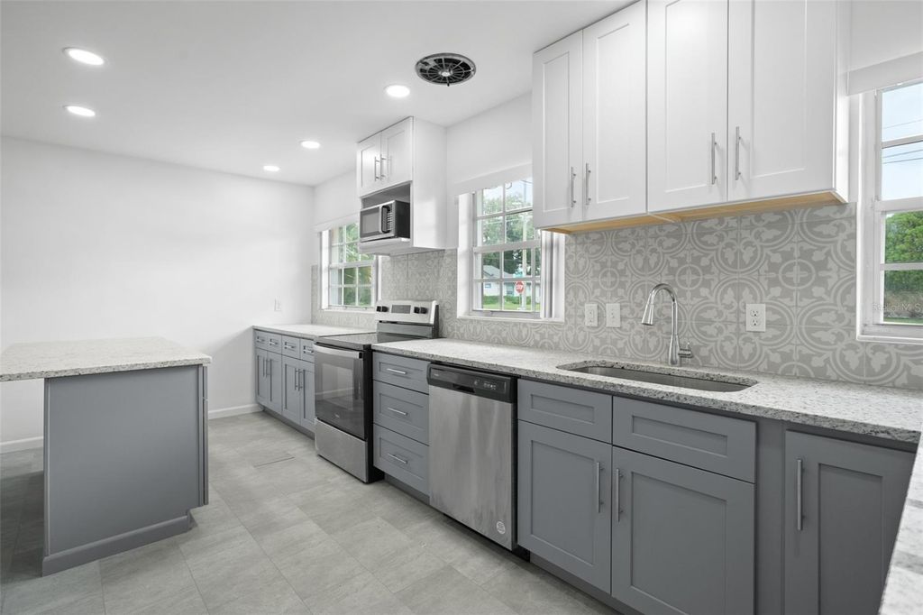 Image 13 of property listing at 1017 N THORNTON AVENUE, Orlando, FL 32803