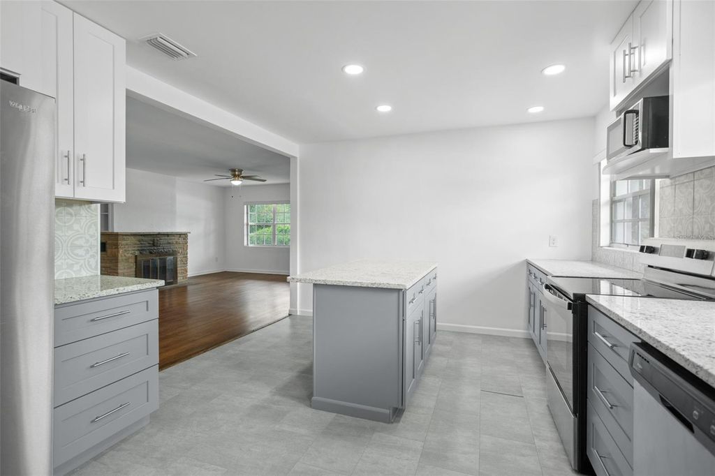 Image 14 of property listing at 1017 N THORNTON AVENUE, Orlando, FL 32803