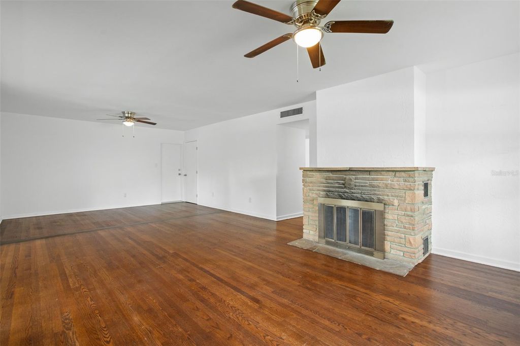 Image 3 of property listing at 1017 N THORNTON AVENUE, Orlando, FL 32803
