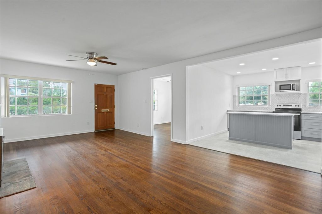 Image 7 of property listing at 1017 N THORNTON AVENUE, Orlando, FL 32803