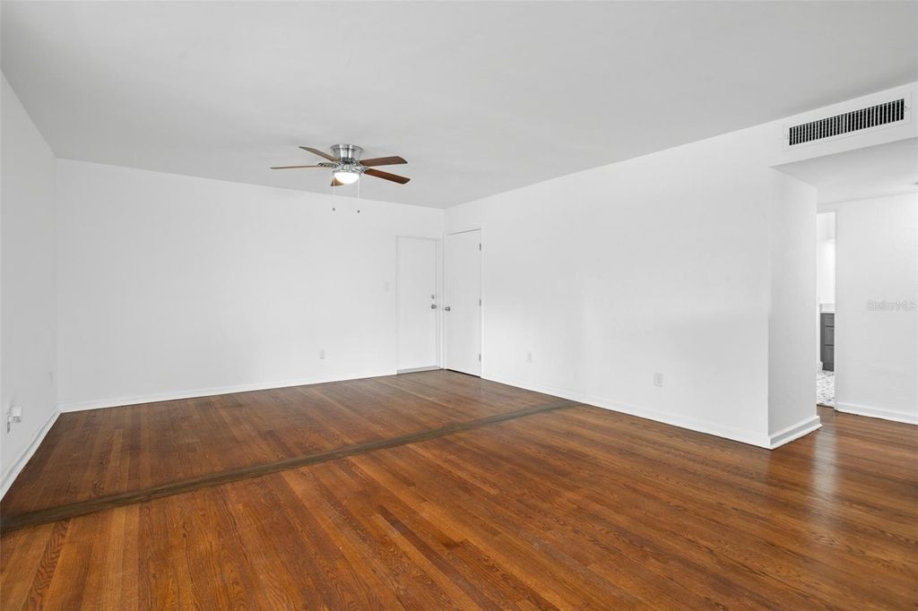 Image 8 of property listing at 1017 N THORNTON AVENUE, Orlando, FL 32803