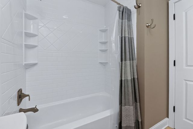 6020 Oakwood Drive 1L, Lisle, IL 60532