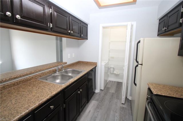 210 Primrose LN, Chesapeake, VA 23320