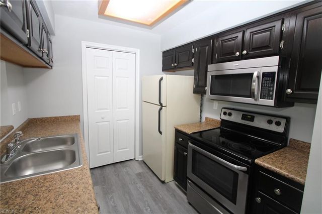 210 Primrose LN, Chesapeake, VA 23320