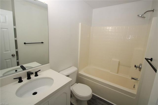 210 Primrose LN, Chesapeake, VA 23320