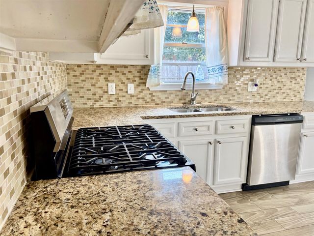 211 Staples Drive, Baytown, TX 77523