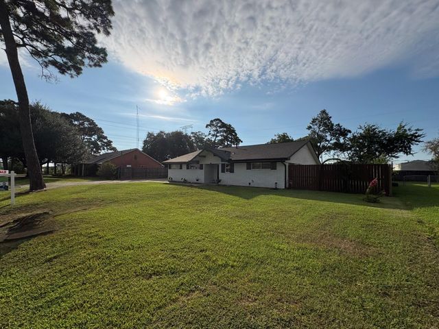 211 Staples Drive, Baytown, TX 77523