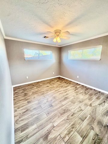 211 Staples Drive, Baytown, TX 77523