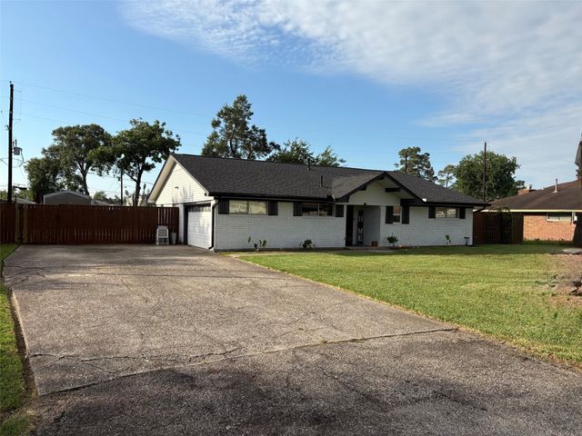 211 Staples Drive, Baytown, TX 77523