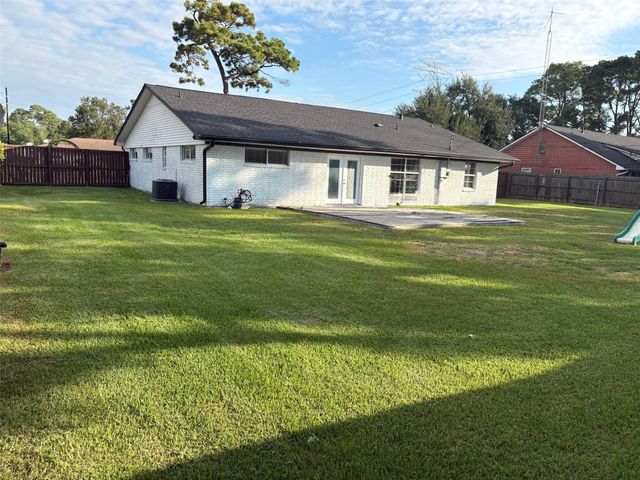 211 Staples Drive, Baytown, TX 77523