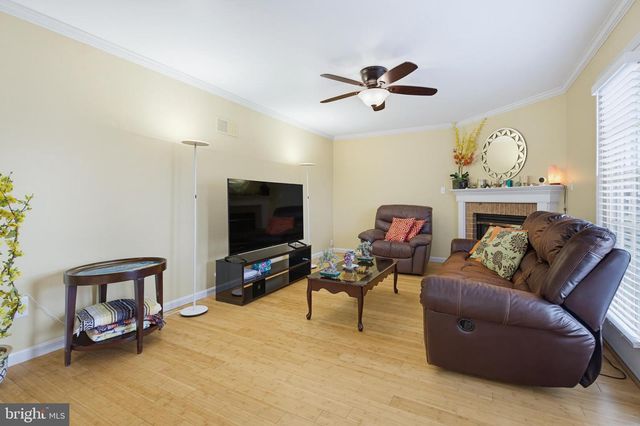 306 LAUREL OAK LN, Lancaster, PA 17602