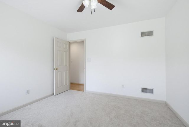 306 LAUREL OAK LN, Lancaster, PA 17602