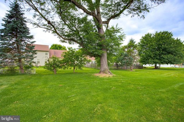 306 LAUREL OAK LN, Lancaster, PA 17602