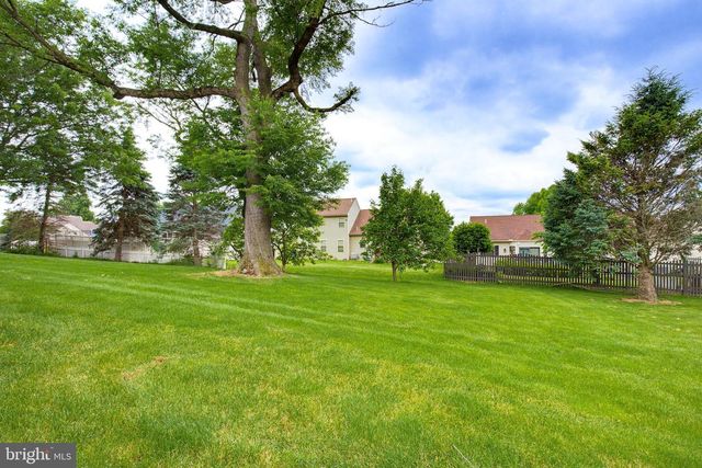 306 LAUREL OAK LN, Lancaster, PA 17602