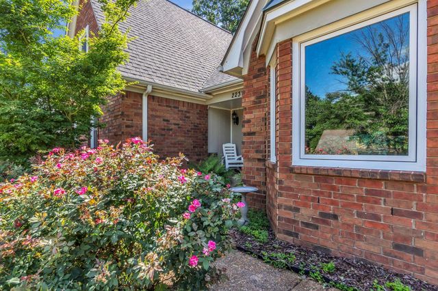 2237 OAK HOLLOW LN, Memphis, TN 38016