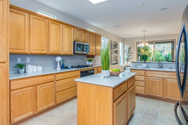 978 Gold Nugget Cir, Lincoln, CA 95648