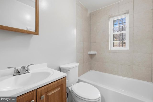 4633 HILLSIDE RD SE, Washington, DC 20019