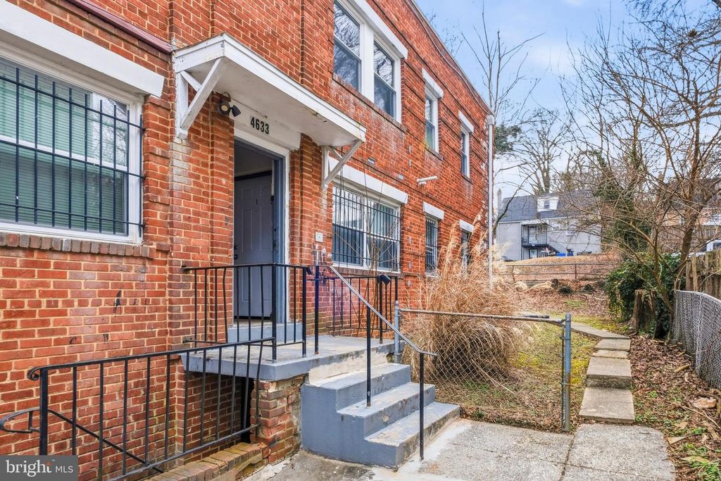4633 HILLSIDE RD SE, Washington, DC 20019