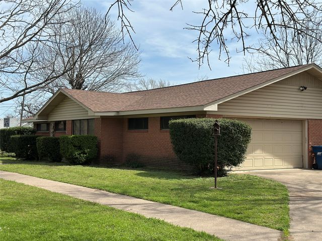 109 E Grady Street, Blooming Grove, TX 76626