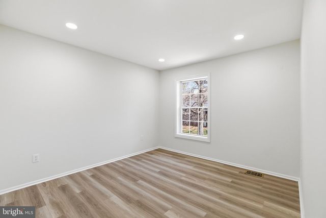 102 N DUKE DR, Sterling, VA 20164