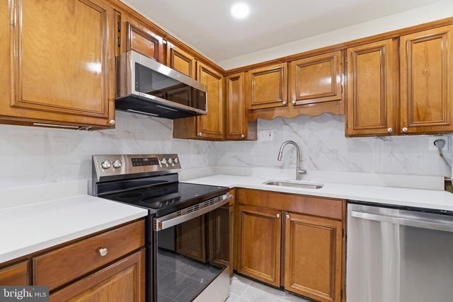 102 N DUKE DR, Sterling, VA 20164