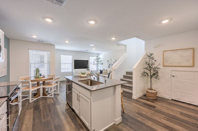 978 Desert Spruce, Las Vegas, NV 89107