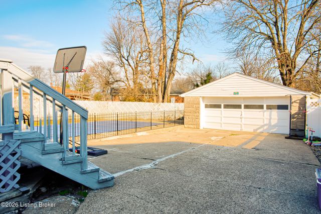 5705 Tarragon Ct, Louisville, KY 40219