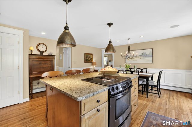 28 Deepwood Road, Simsbury, CT 06070