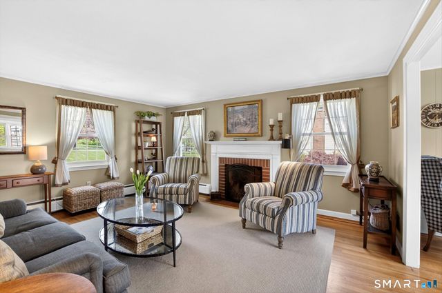 28 Deepwood Road, Simsbury, CT 06070