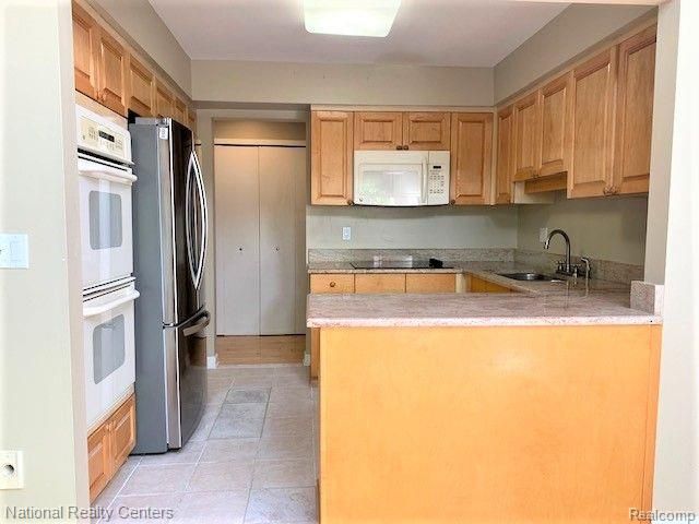 6298 Aspen Ridge Boulevard 34, West Bloomfield, MI 48322