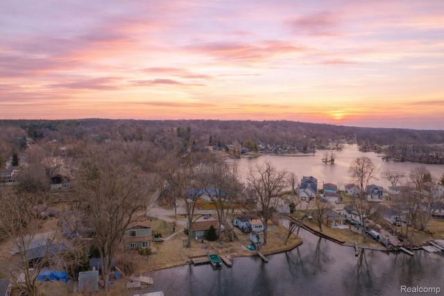 11388 Sunset Boulevard, Putnam Township, MI 48169