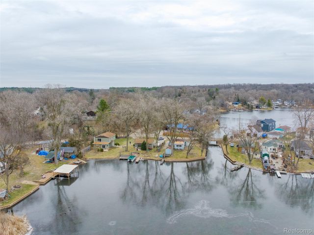 11388 Sunset Boulevard, Putnam Township, MI 48169