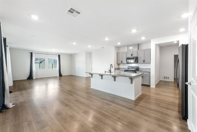 1585 Tannehill Dr, Manteca, CA 95337