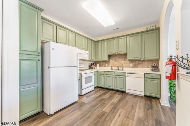 62 Limerick Ln, Lopatcong Twp., NJ 08865