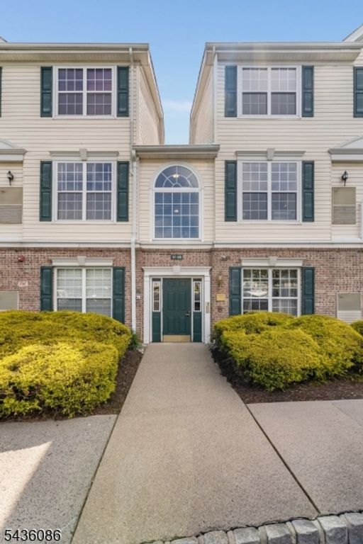 62 Limerick Ln, Lopatcong Twp., NJ 08865