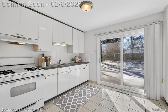 10111 Troy Street, Oak Park, MI 48237