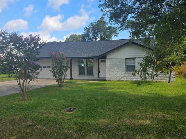 121 Tanglewood Street, Baytown, TX 77520