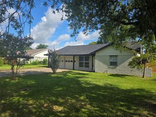 121 Tanglewood Street, Baytown, TX 77520