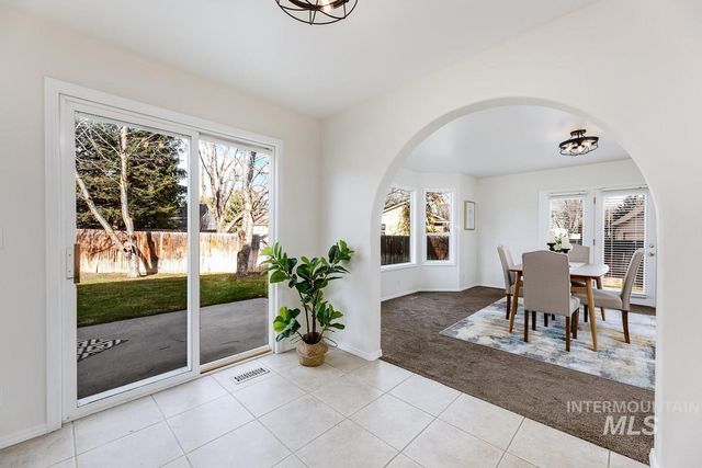 992 N Pinnacle, Eagle, ID 83616