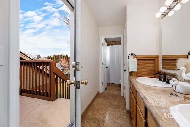 992 N Pinnacle, Eagle, ID 83616