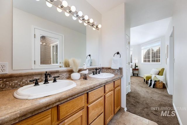 992 N Pinnacle, Eagle, ID 83616