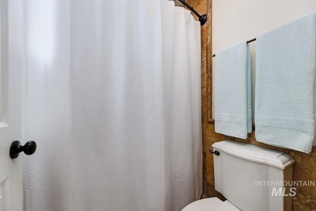 992 N Pinnacle, Eagle, ID 83616