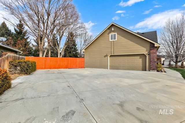 992 N Pinnacle, Eagle, ID 83616