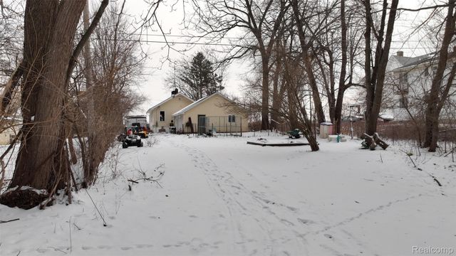 1820 W Genesee Street, Lapeer, MI 48446
